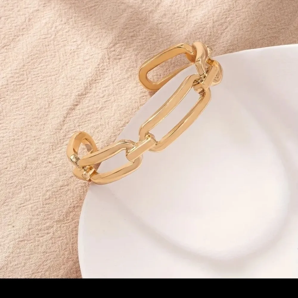 🆕️ Geometric Paperclip Design Bangle Gold Plated Bracelet.